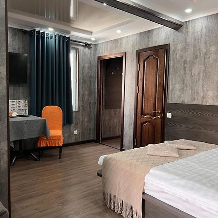 בישקק Salut Hotel מראה חיצוני תמונה