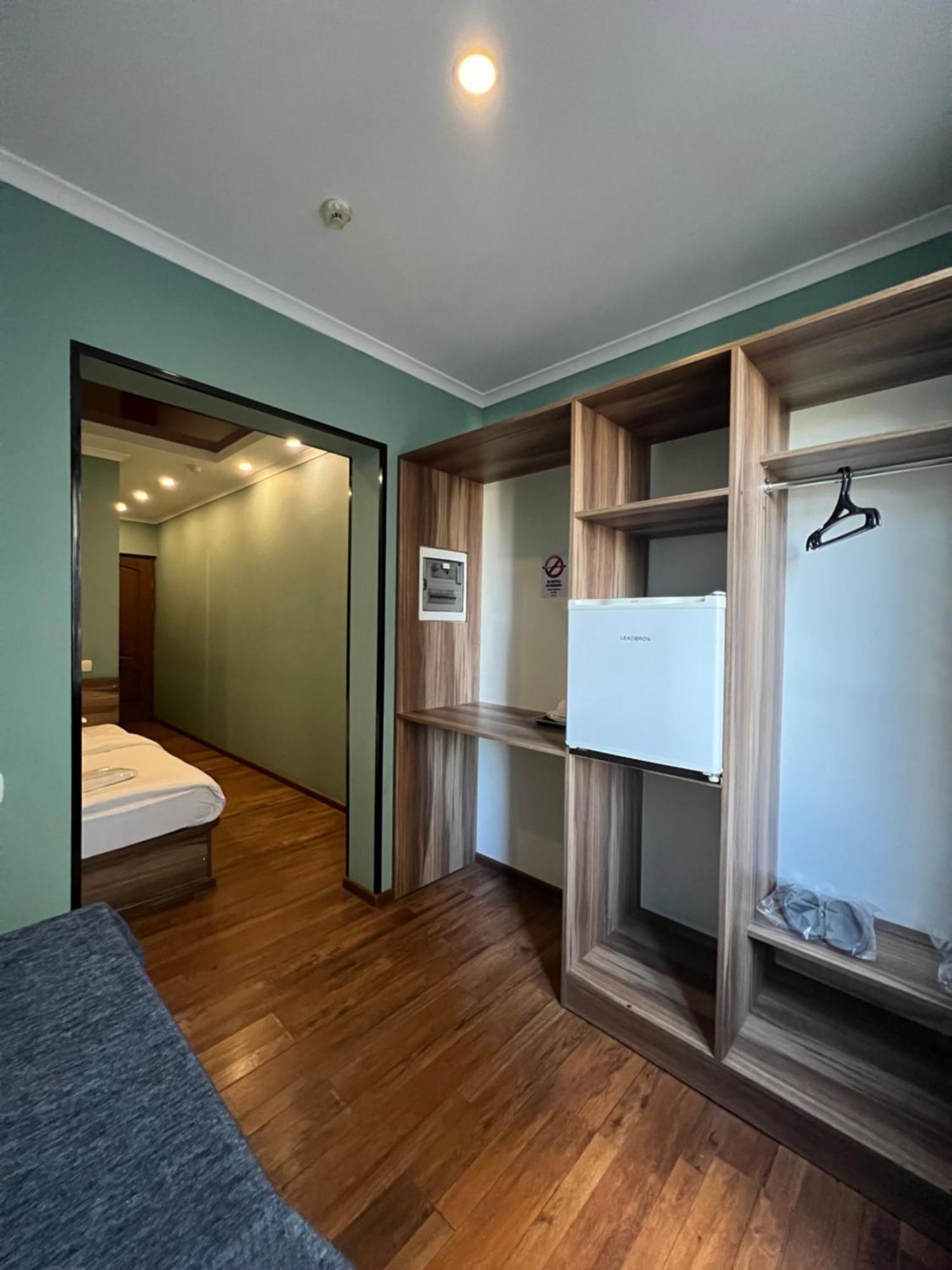 בישקק Salut Hotel מראה חיצוני תמונה