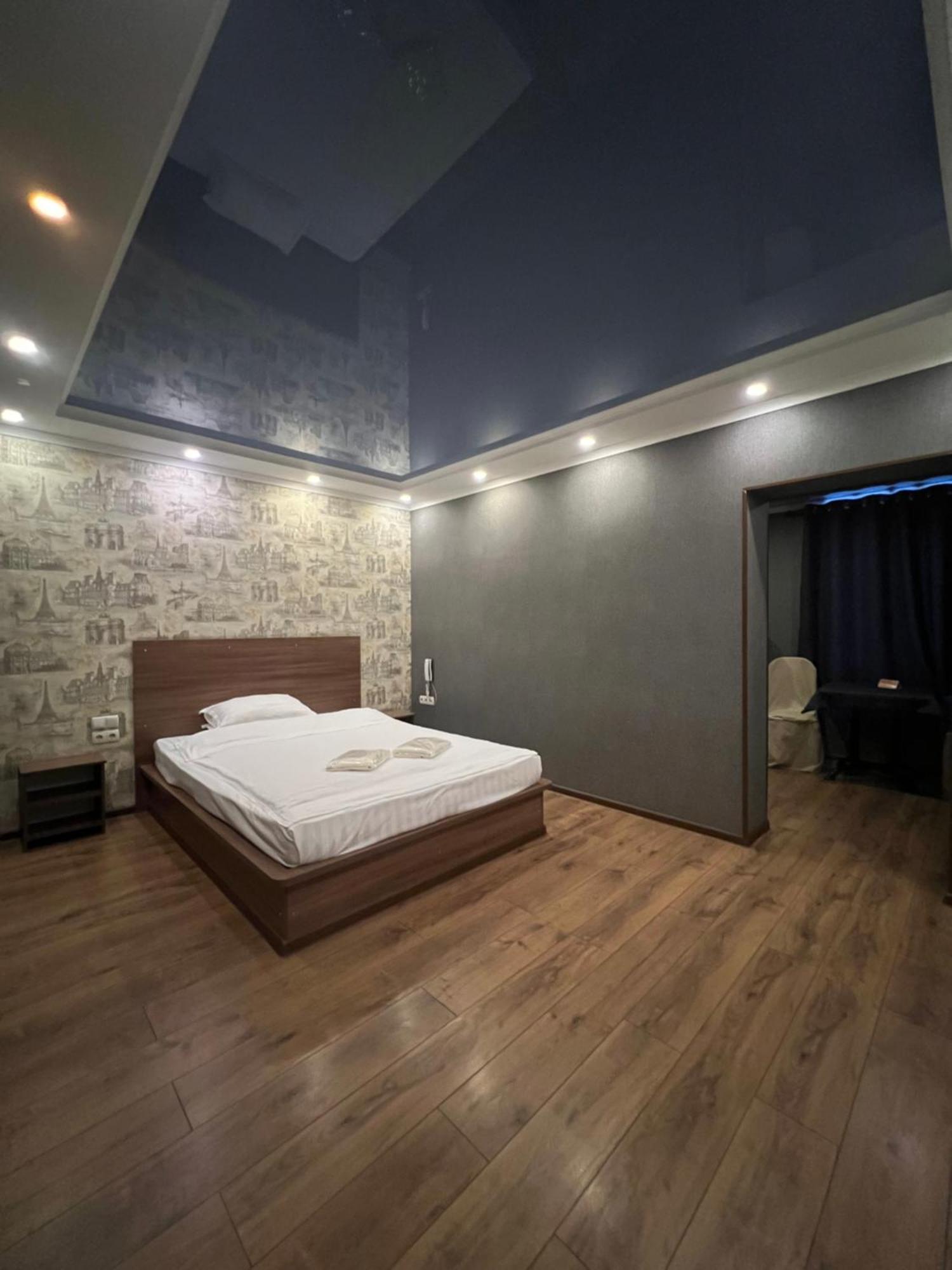 בישקק Salut Hotel מראה חיצוני תמונה
