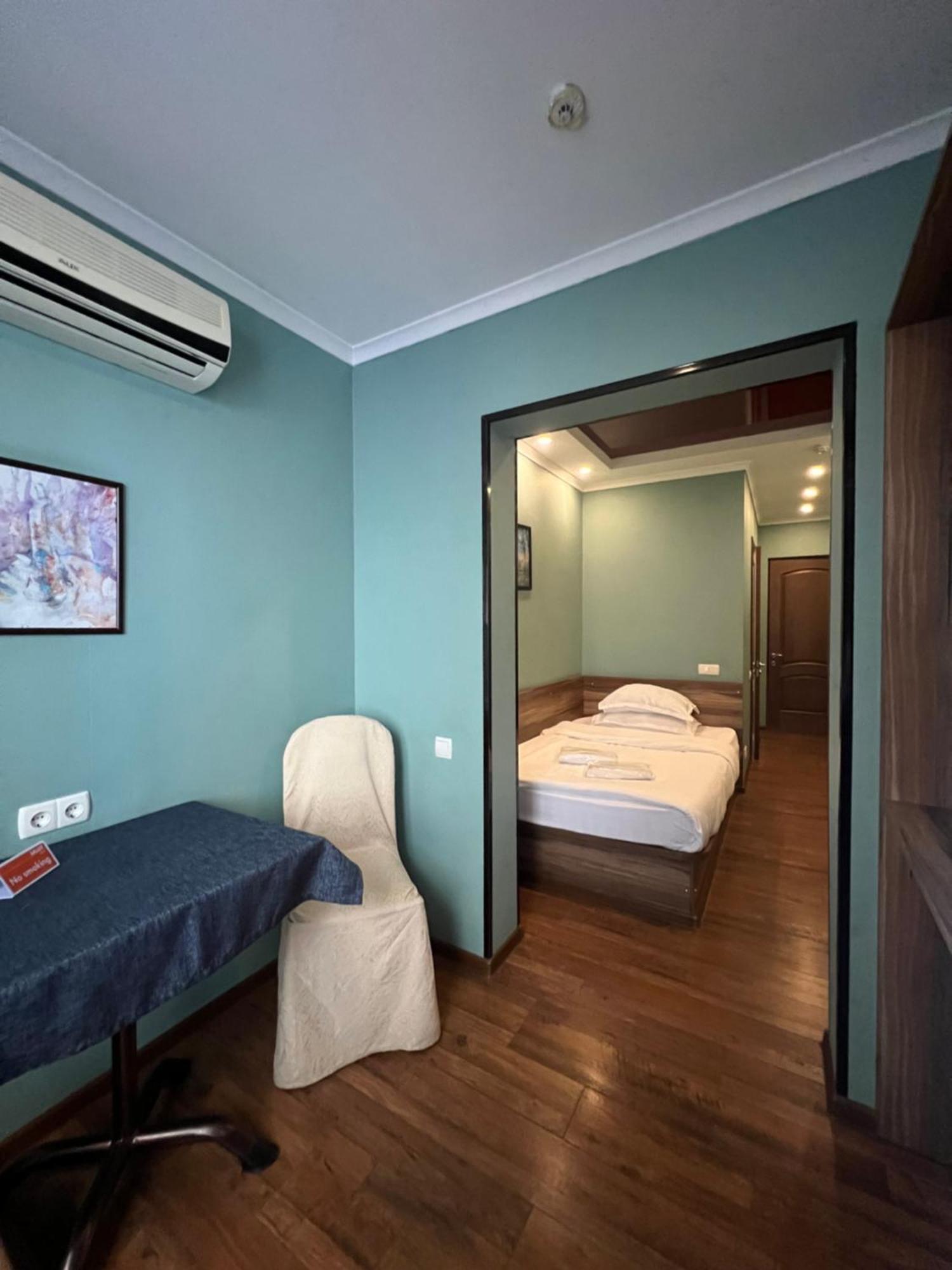 בישקק Salut Hotel מראה חיצוני תמונה