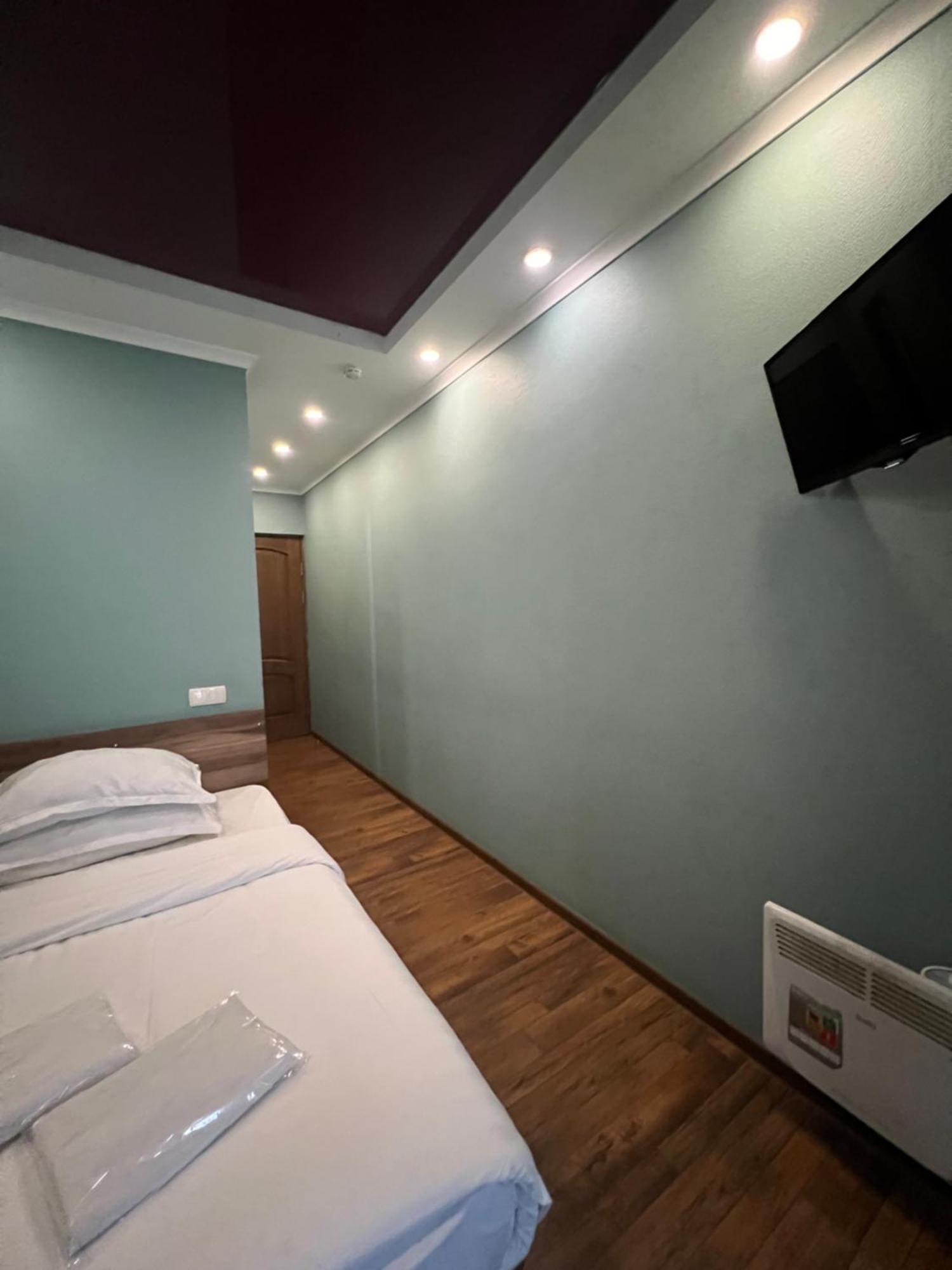 בישקק Salut Hotel מראה חיצוני תמונה