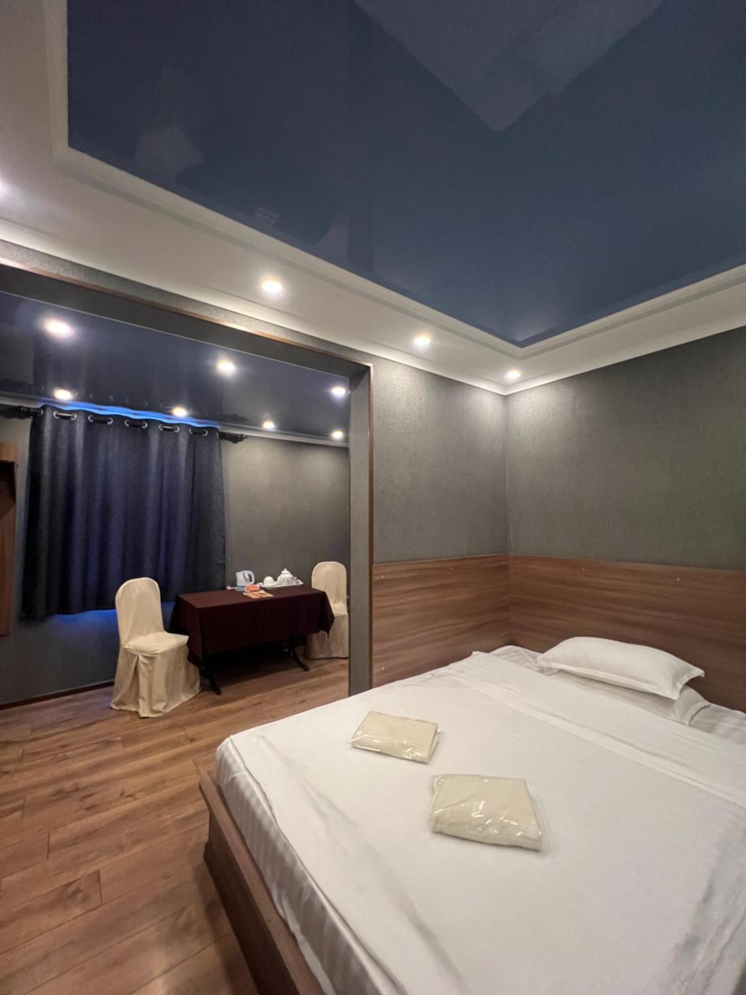 בישקק Salut Hotel מראה חיצוני תמונה