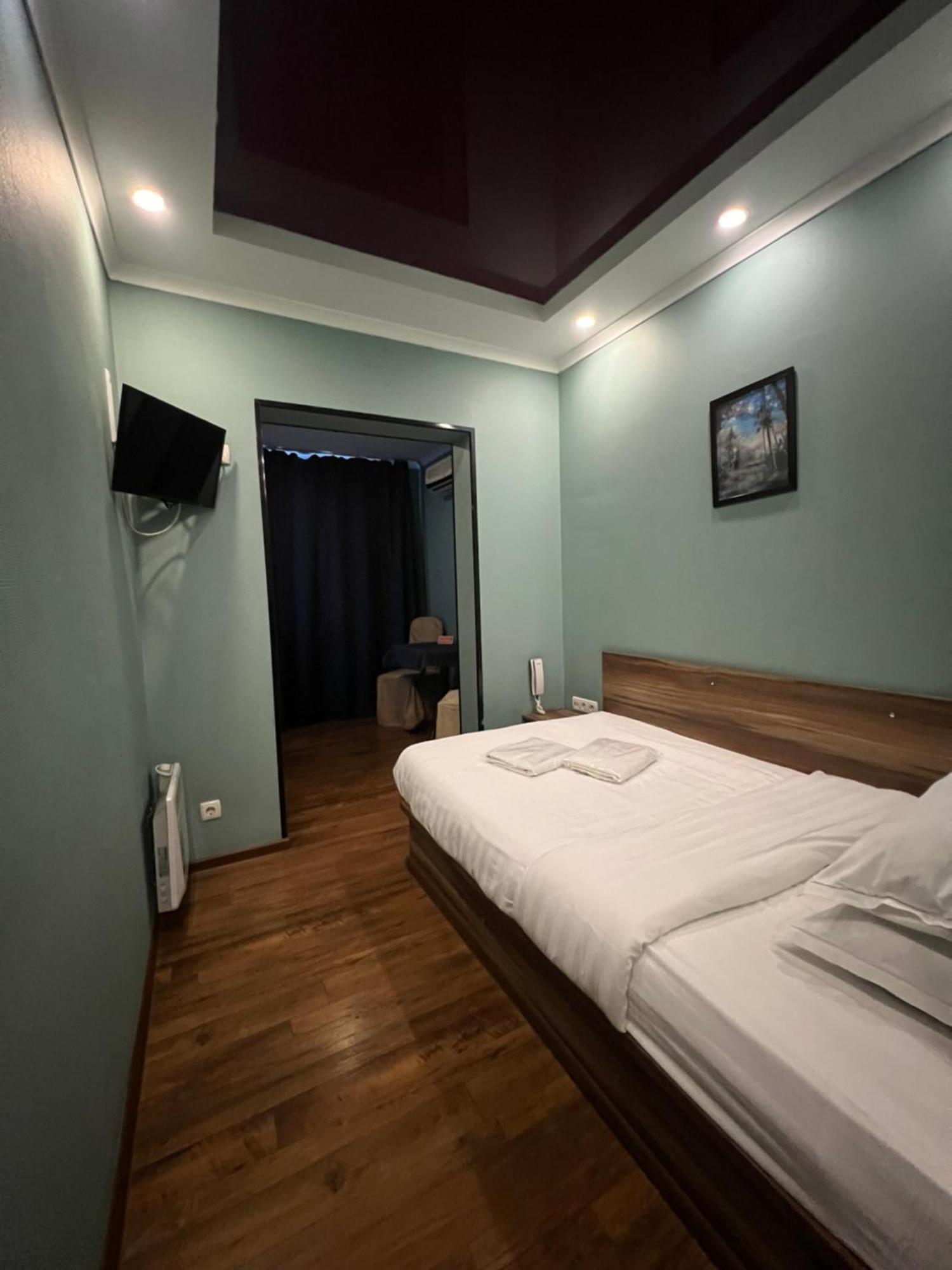 בישקק Salut Hotel מראה חיצוני תמונה