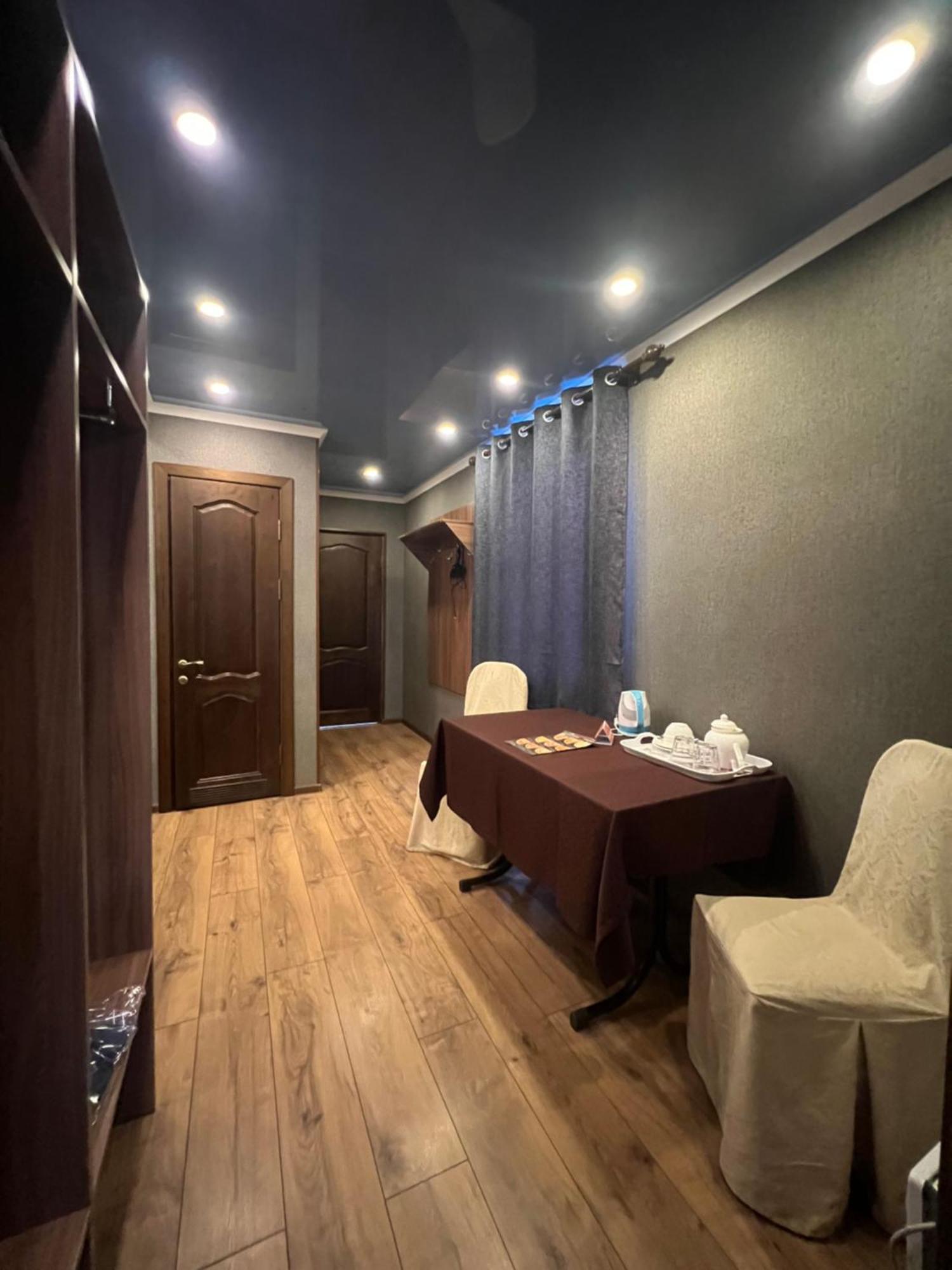 בישקק Salut Hotel מראה חיצוני תמונה