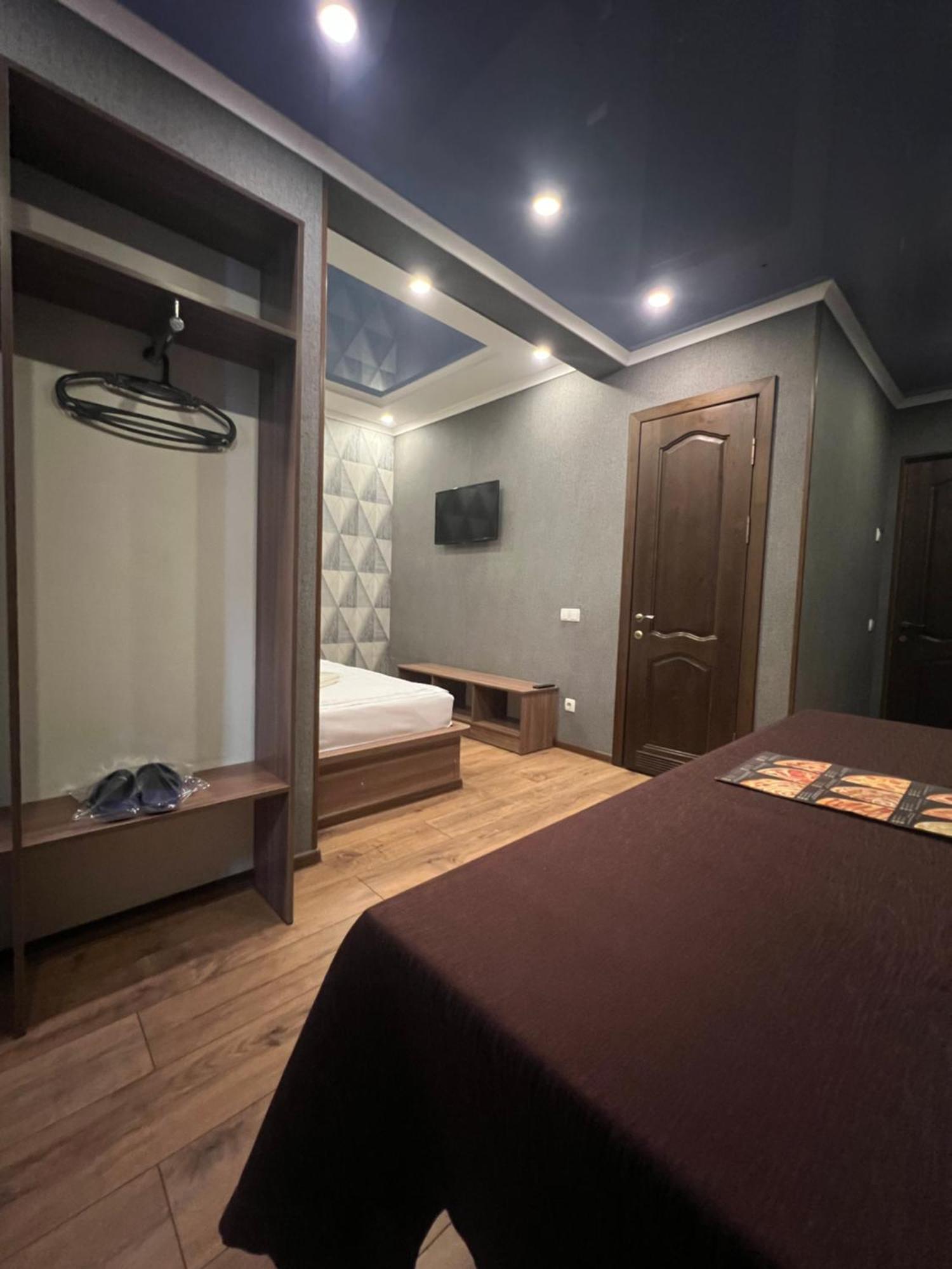 בישקק Salut Hotel מראה חיצוני תמונה