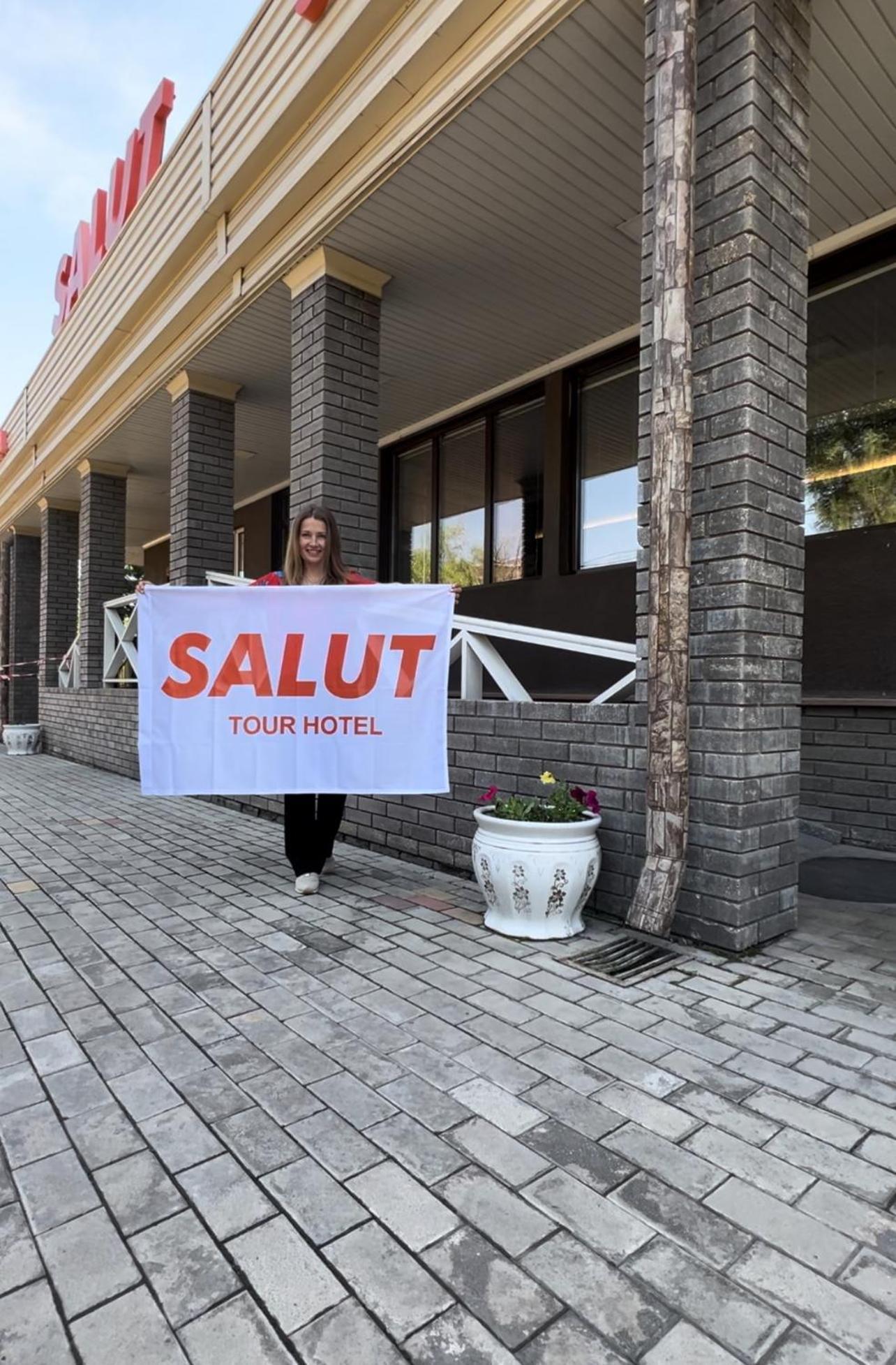 בישקק Salut Hotel מראה חיצוני תמונה