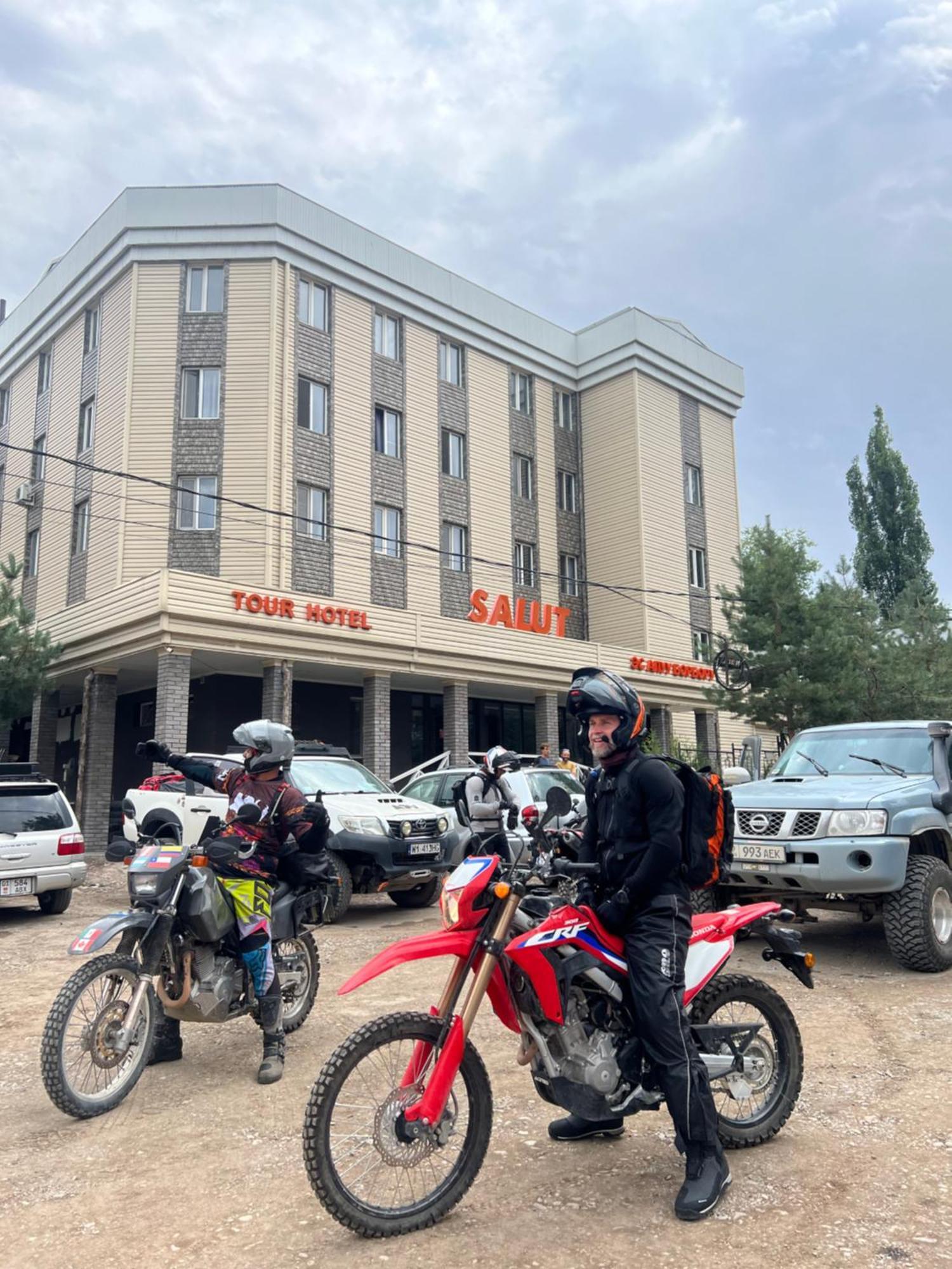 בישקק Salut Hotel מראה חיצוני תמונה