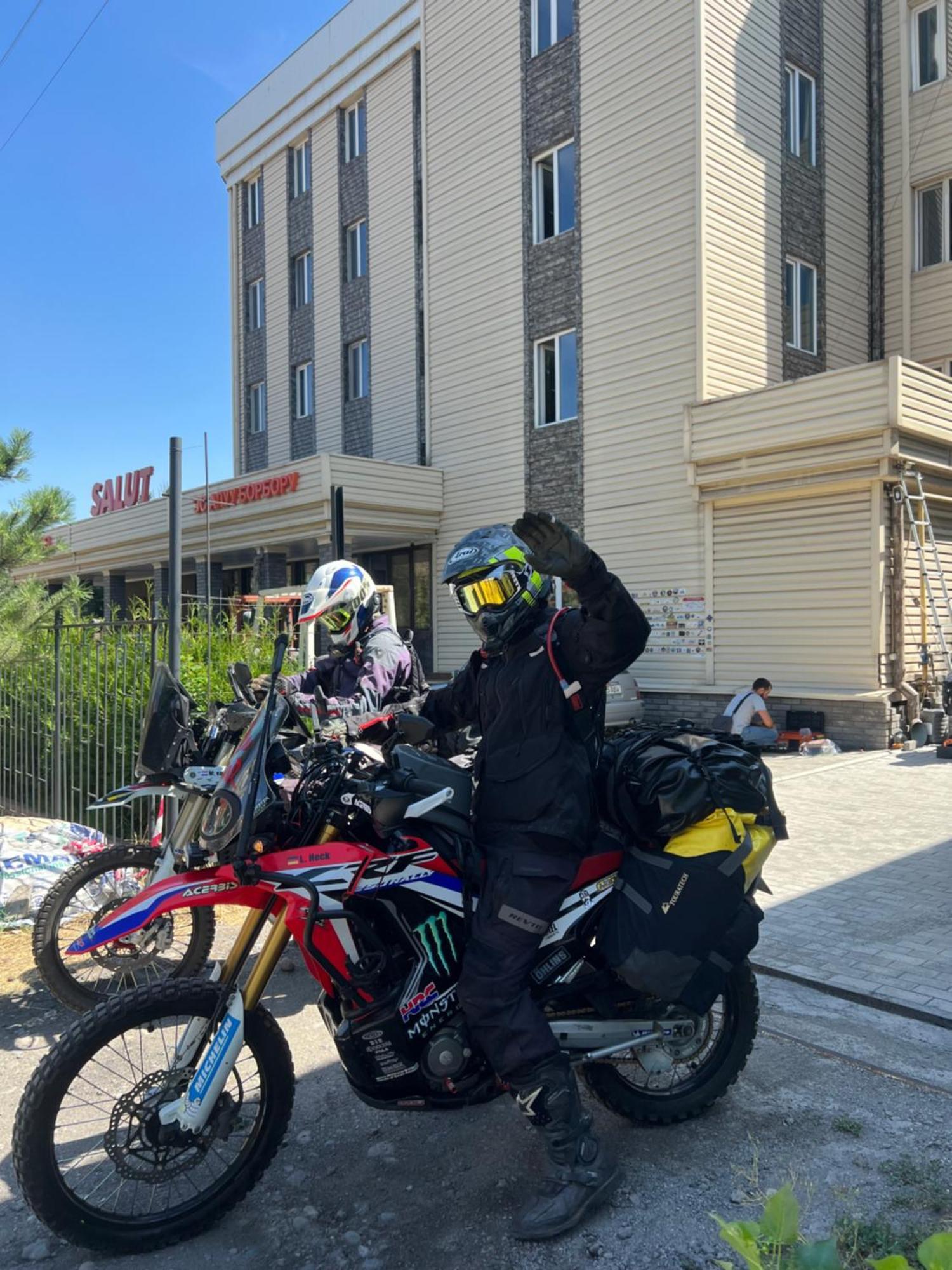 בישקק Salut Hotel מראה חיצוני תמונה