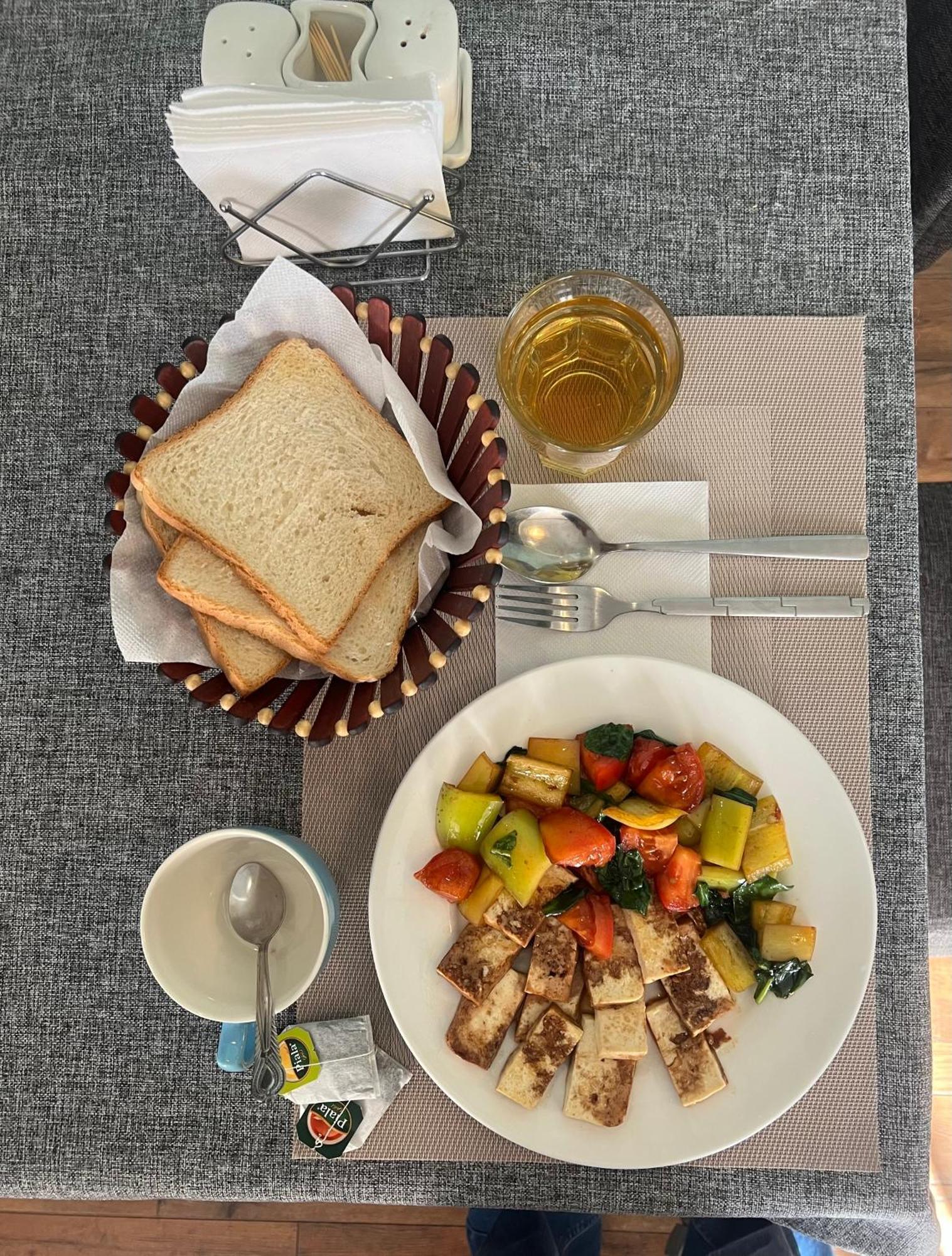 בישקק Salut Hotel מראה חיצוני תמונה