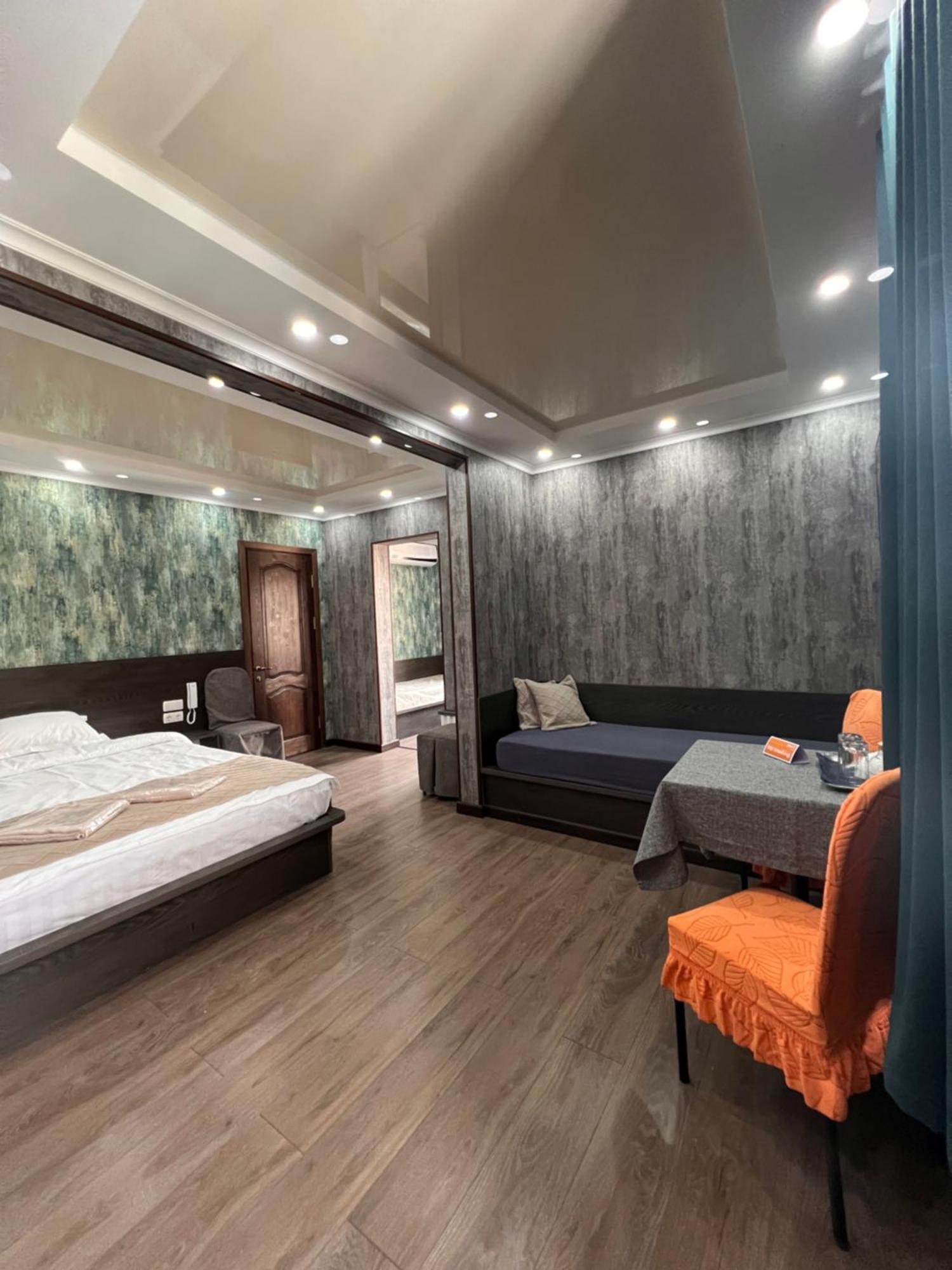 בישקק Salut Hotel מראה חיצוני תמונה
