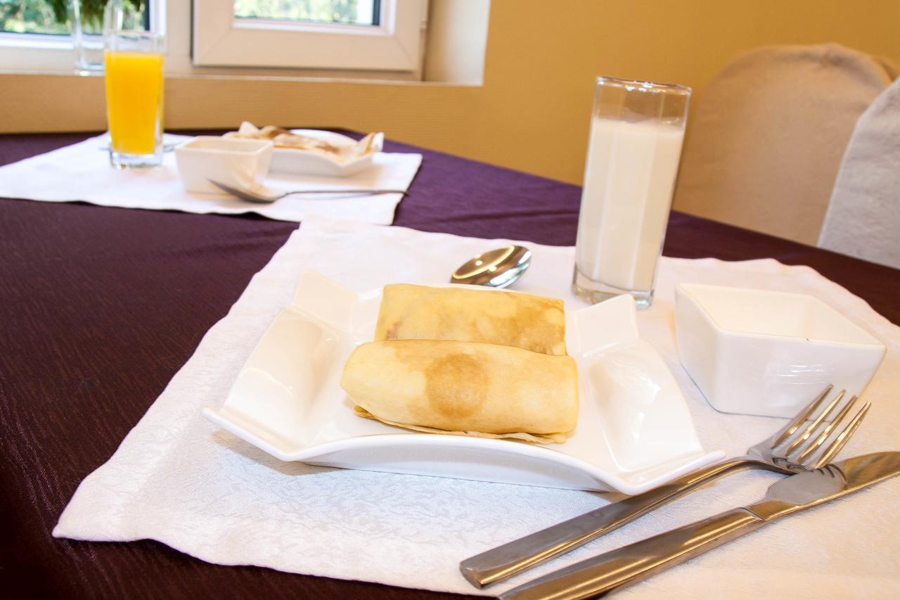 בישקק Salut Hotel מראה חיצוני תמונה