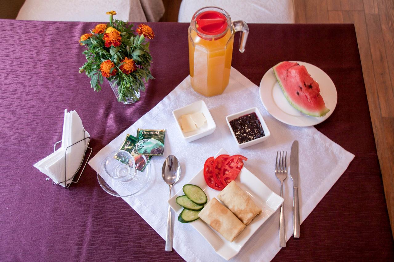 בישקק Salut Hotel מראה חיצוני תמונה