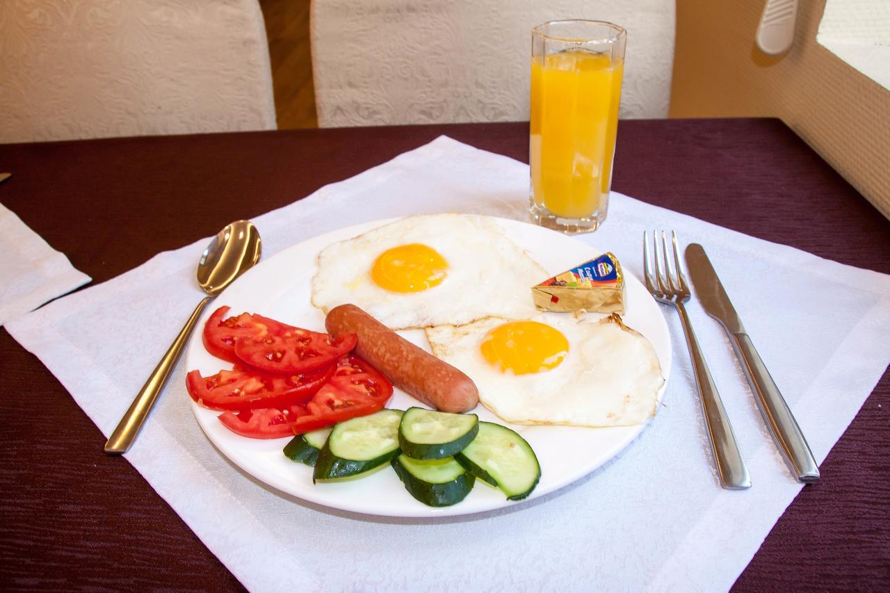 בישקק Salut Hotel מראה חיצוני תמונה