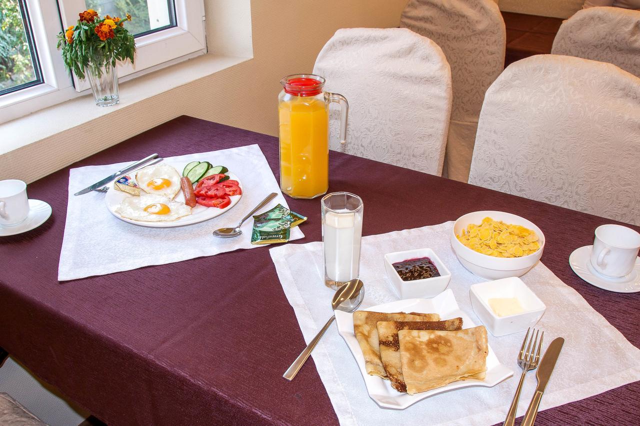 בישקק Salut Hotel מראה חיצוני תמונה