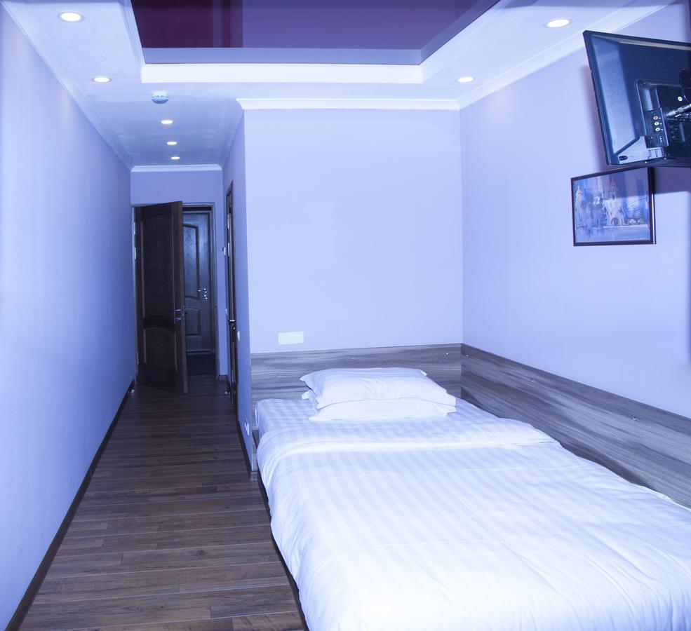 בישקק Salut Hotel מראה חיצוני תמונה