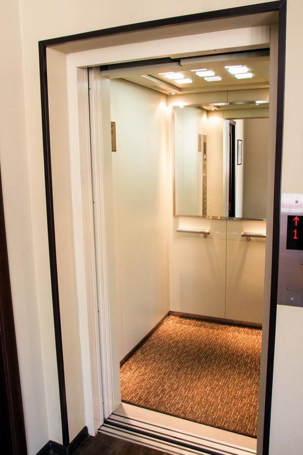 בישקק Salut Hotel מראה חיצוני תמונה