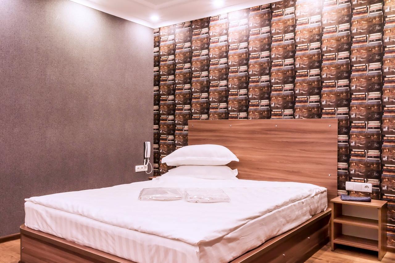 בישקק Salut Hotel מראה חיצוני תמונה