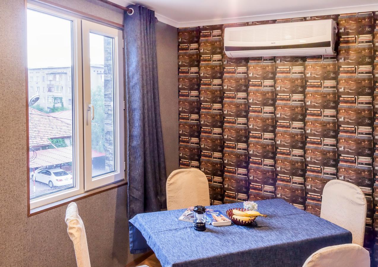 בישקק Salut Hotel מראה חיצוני תמונה