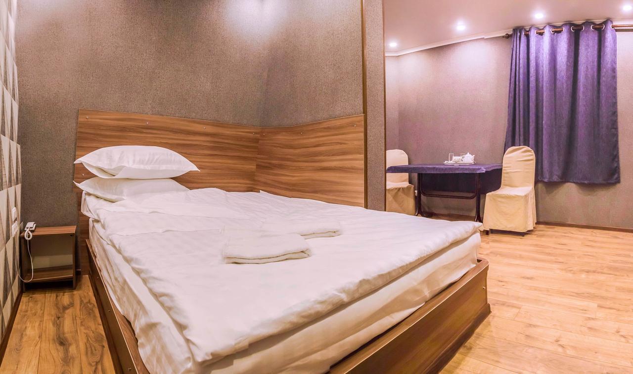 בישקק Salut Hotel מראה חיצוני תמונה
