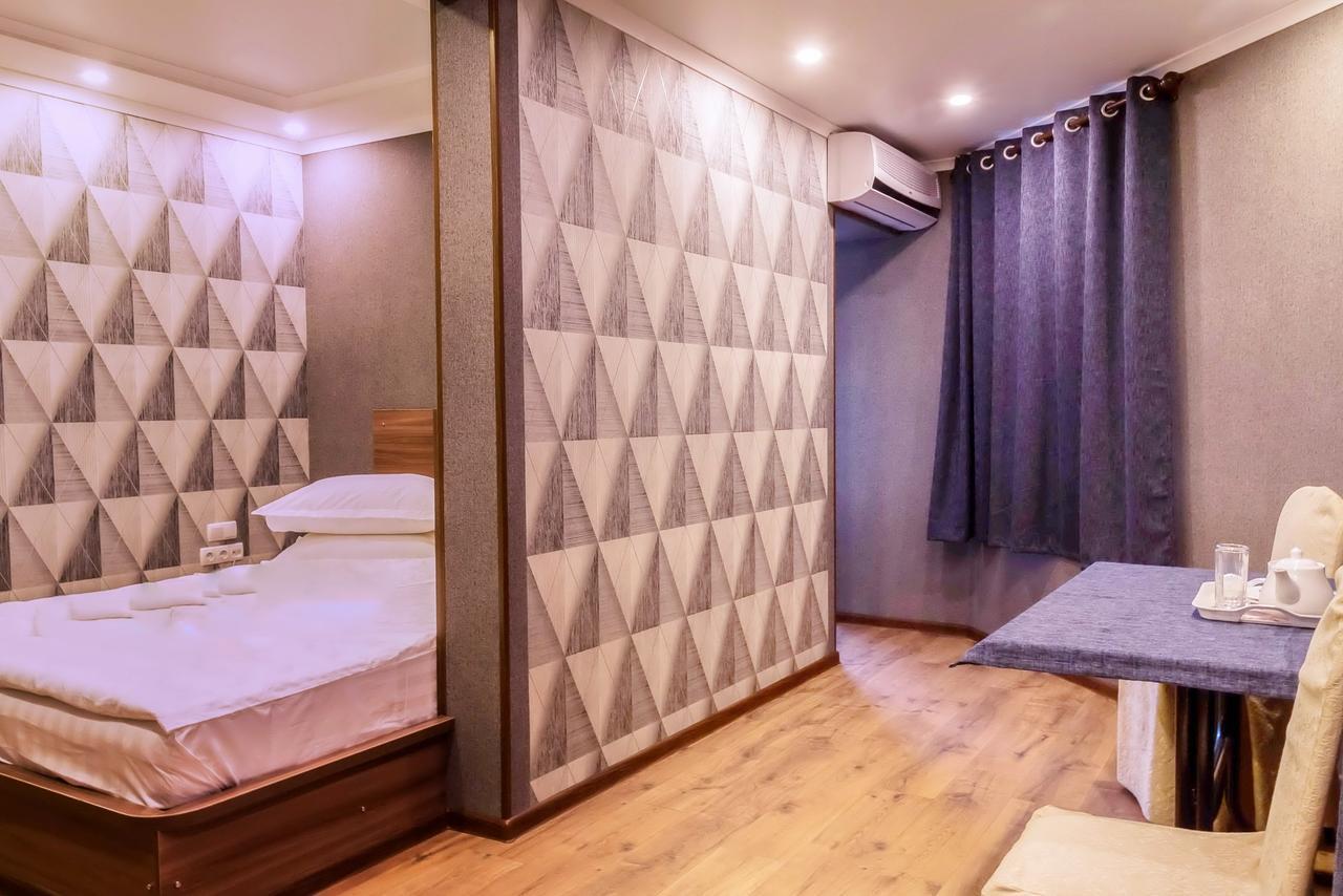 בישקק Salut Hotel מראה חיצוני תמונה