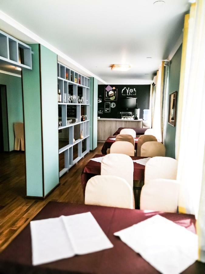 בישקק Salut Hotel מראה חיצוני תמונה
