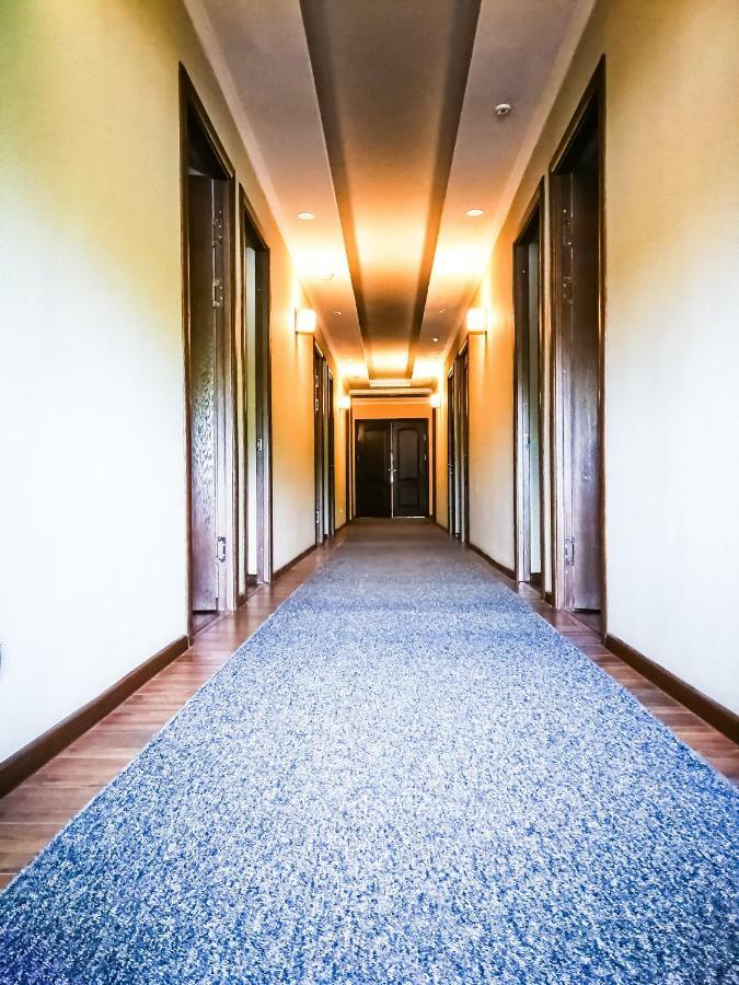 בישקק Salut Hotel מראה חיצוני תמונה