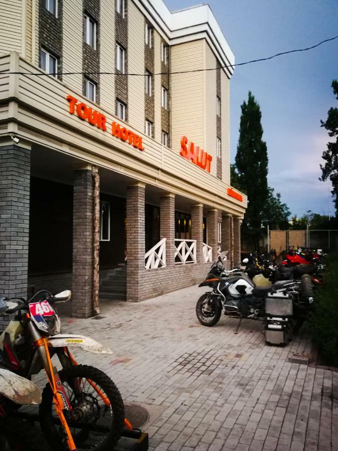 בישקק Salut Hotel מראה חיצוני תמונה