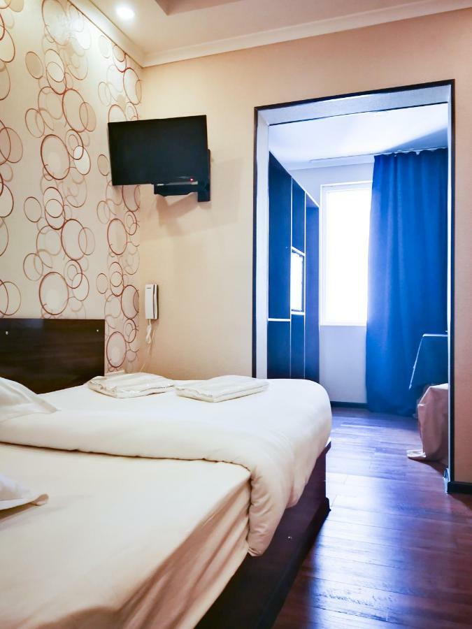 בישקק Salut Hotel מראה חיצוני תמונה