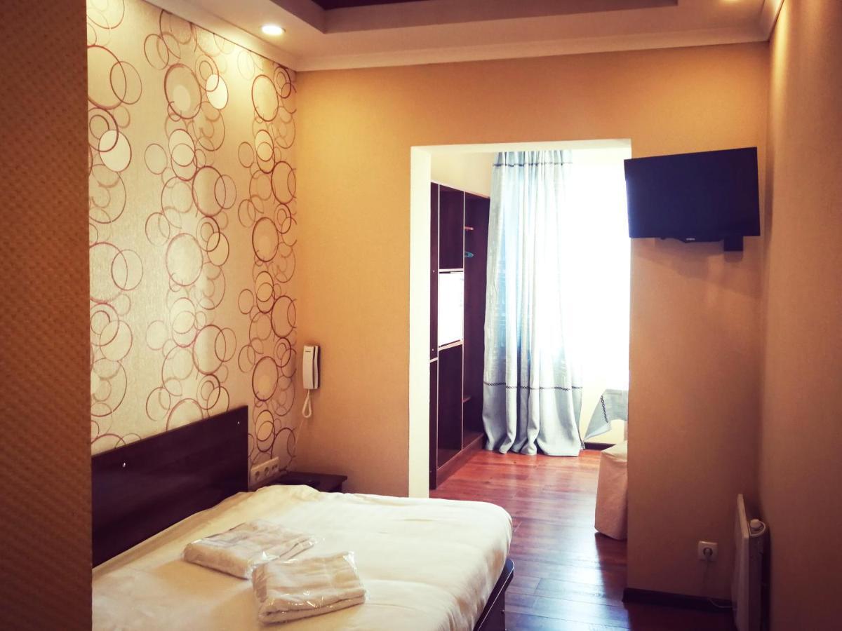 בישקק Salut Hotel מראה חיצוני תמונה