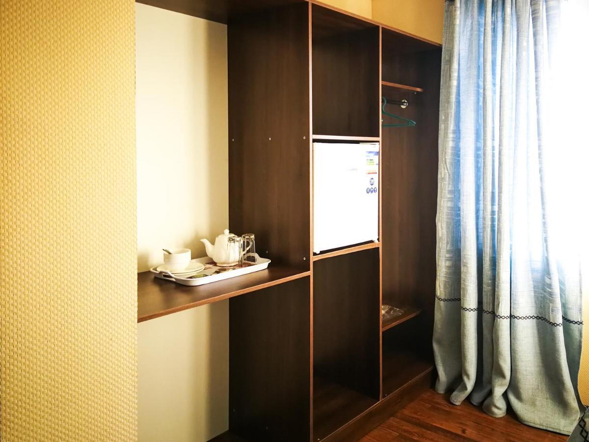 בישקק Salut Hotel מראה חיצוני תמונה
